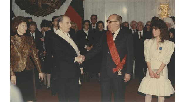 Жени Живкова в ролята на първа дама в началото на 1989 г., когато заедно с дядо й посрещат в България френския президент Франсоа Митеран и съпругата му Даниел.