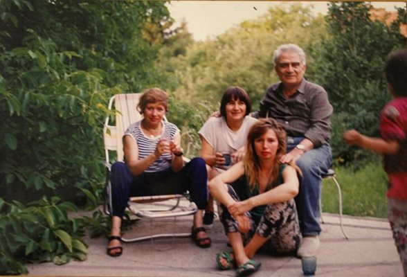 Мая със семейството си