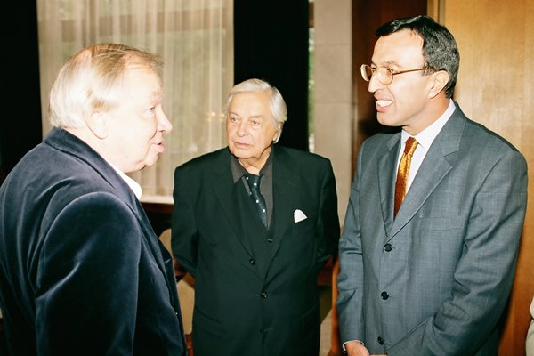 Стоянов с големия поет Андрей Вознесенски и легендарния режисьор на “Таганка” Юрий Любимов, 1998 г.