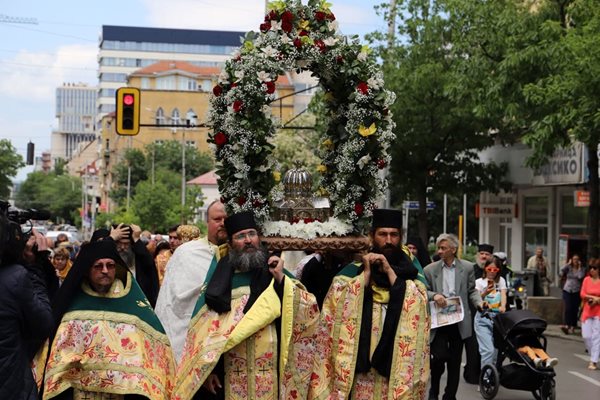 Литийното шествие се отправи по софийските улици към храма "Света Неделя". Снимки ГЕОРГИ КЮРПАНОВ