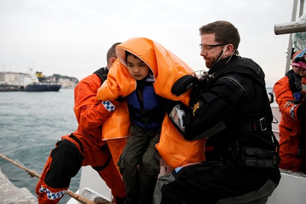Десетки мигранти се издирват, след като Гърция спаси 29