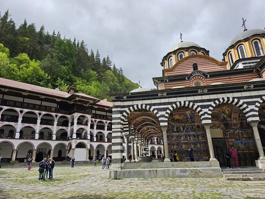 Мрачното време не спира български и чуждестранни гости да посетят Рилския манастир.
СНИМКА: ЛИЛЯНА КЛИСУРОВА