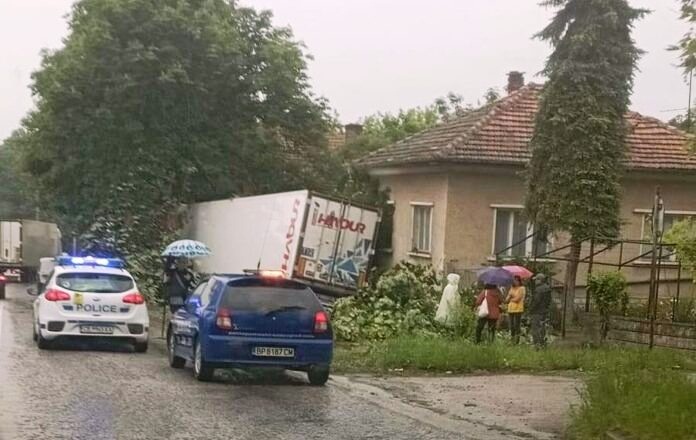 200 лева глоба за камиона, който се вряза в къща в село Баница