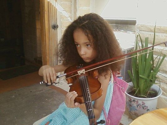 Дъщерята Мария свири на цигулка в Ню Джърси, където е живяла 6 г. с баща си.