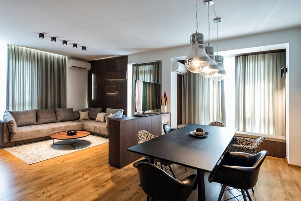Октомври - Николета Кръстева, студио Екстраваганс дизайн Апартаментът е с площ около 100 кв. м и има само две спални за родителите и четирите деца. Добрите интериорни решения са помогнали за оптимизирането на пространството и успешното въвеждане на високи технологии