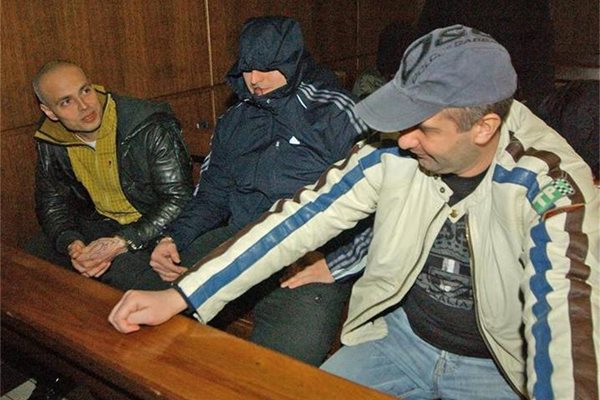 Прокопи Прокопиев-Поли Културиста (вляво) и другите от бандата на Наглите демонстрираха ведро настроение в съда.