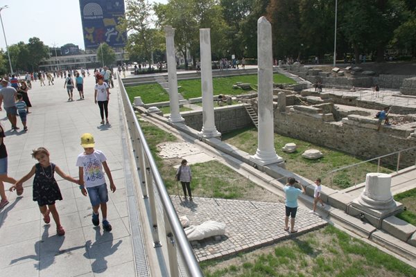 Обновеният площад на Пловдив е без акт 16.