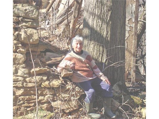 Митка Мъглова пред основите на срутената си къща в с. Къртипъня.