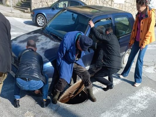 Мъже са запретнали ръкави и вадят пропадналия автомобил. Снимка: Фейсбук