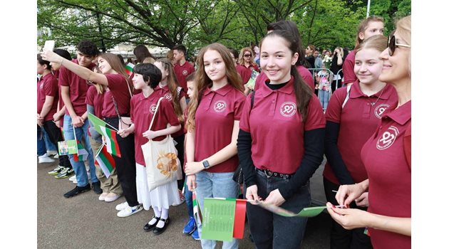 Стотици ученици, учители, предователи, представители на науката и изкуството, софиянци, както и гости на града се включиха в честването на 24 май Снимка: Румяна Тонева