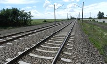 Влак блъсна човек край Повеляново