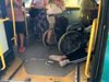 Шофьор на автобус крещи на инвалид, че не му плащат, за да му помага