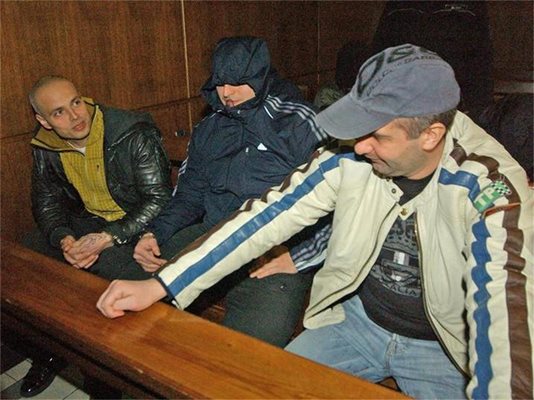 Прокопи Прокопиев-Поли Културиста (вляво) и другите от бандата на Наглите демонстрираха ведро настроение в съда.