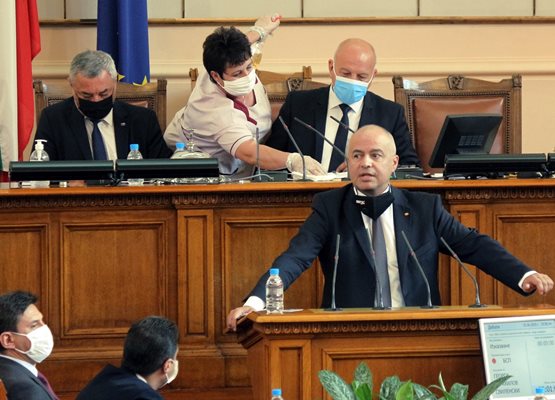 Чистачка почиства трибуната и председателското място на всеки час. Депутатите бяха стриктни в носенето на маски в залата вчера.