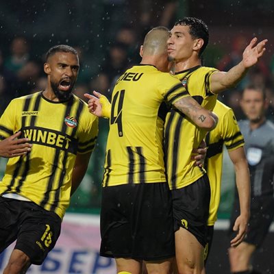 "Жълто-черните" футболисти поздравяват Мохамед Брахими за гола.