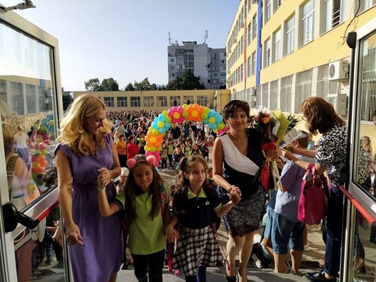 Директорката на ОУ Драган Манчов" Десислава Стаменова (вляво) въвежда първокласниците в училището миналата година.