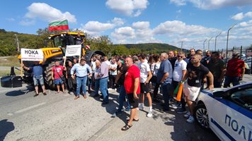 Пътни проверки забавиха старта на фермерския протест край Търново