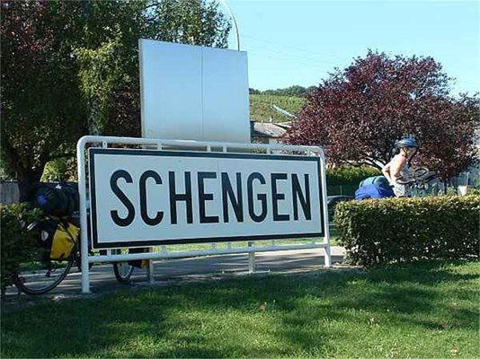 ЕК ще продължи да подкрепя влизане в Шенген по суша на България и Румъния (Обновена)