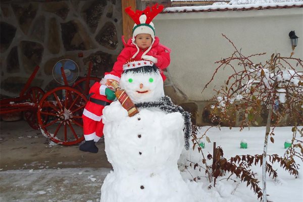 Здравейте , 
Аз съм Светлина на 1 годинка от гр.Ловеч.Това е моята първа Коледа и моя първи снежен човек.

Снимка: Венислава Стоянова