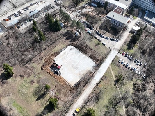 Площадката в двора на болни;ата от въздуха