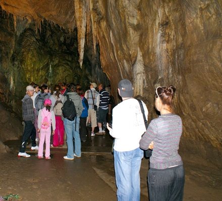 Ягодинската пещера е на десния бряг на Буйновска река, която е оформила и най-дългото ждрело у нас - Буйновското, което е с дължина 7 км.