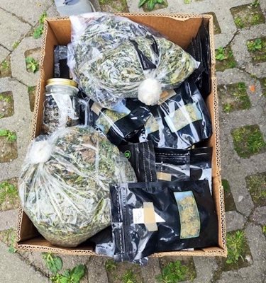 Криминалисти откриха близо 1 кг марихуана в София. СНИМКИ: МВР