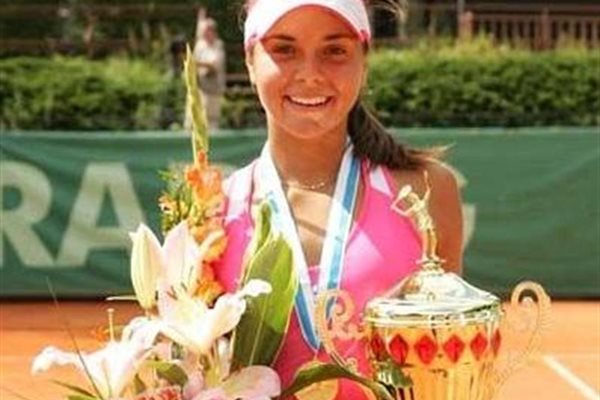 Виктория Томова с купата, след като спечели европейската титла по тенис до 14 г. в Пилзен (Чех). След силната си серия от турнири българката ще стане номер 1 в ранглистата в тази възрастова група. 
СНИМКИ: “24 ЧАСА”
