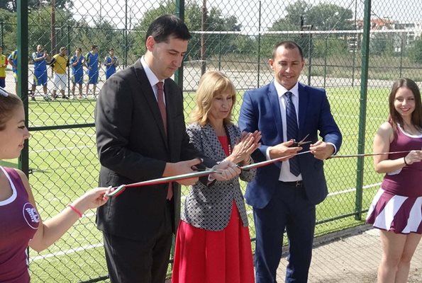 Иван Тотев, Мариана Димитрова и кметът на район "Северен" Ральо Ралев откриха новото многофункционално игрище в гимназията.