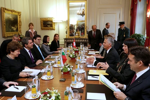 Росен Плевнелиев на официална среща с швейцарския си колега. До него е Меглена Плугчиева - двамата политици, чийто пиар е била Мария Иванова. Тя самата е в дъното на масата.