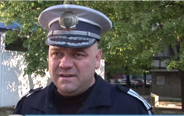 Началникът на Пътна полиция в Казанлък Тодор Николов Кадър: Видео/ pressTV