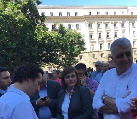 Корнелия Нинова и депутати от БСП в първия ден на протеста