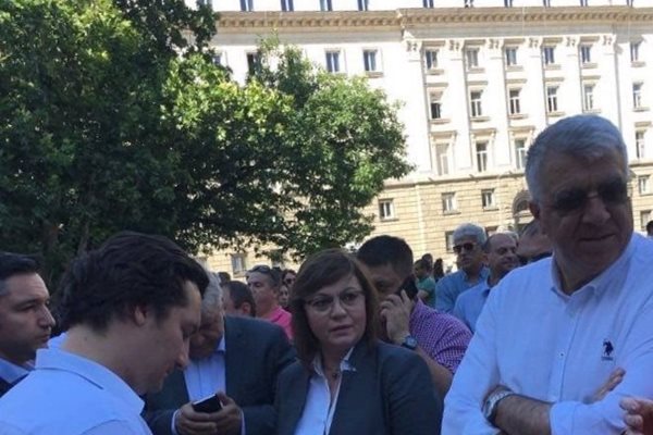 Корнелия Нинова и депутати от БСП в първия ден на протеста