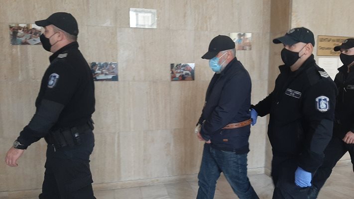 Станимир Рагевски влиза с белезници и под строга охрана в Бургаския районен съд. Снмики:Авторът