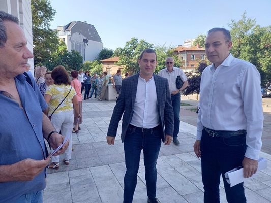 Борислав Гуцанов и Иван Петков-Бебето, един от претендентите за градски лидер на БСП в Пловдив. Снимки: Авторът