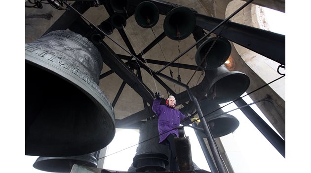 Най-голямата камбана на храма "Св. Александър Невски" тежи почти 12 тона.