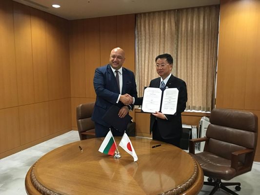 Бившият министър на спорта Красен Кралев подписва споразумението с Харукадзу Мацуно, който е бивш министър на на образованието, културата, спорта, науката и технологиите Хирокадзу Мацуно.