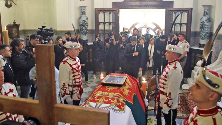 Политици и граждани се поклониха пред тленните останки / Снимки: Пламен КОДРОВ и Юлиян САВЧЕВ