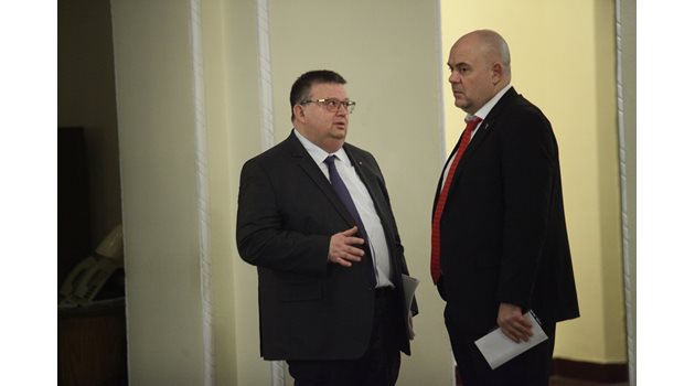 Главният прокурор Сотир Цацаров и заместникът му Иван Гешев, чиято кандидатура за обвинител №1 ВСС ще гласува днес отново.