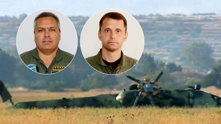 Капитан Пламен Пантилеев (вляво) и вторият пилот Стоян Неделчев до разбития вертолет
