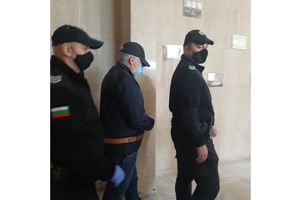 Рагевски отмина медиите в кулоарите на съда с мълчание.