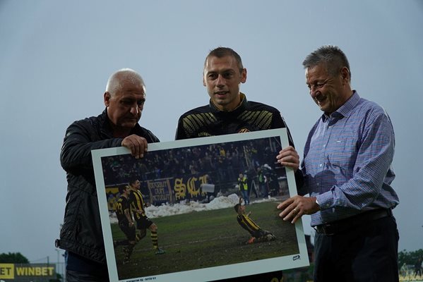 Атанас Пашев и Петър Зехтински наградиха с плакет Лъчезар Балтанов.