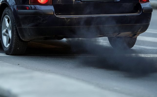 Натискът върху колите с двигател с вътрешно горене заради замърсяването на въздуха водят до тяхната бавна, но предизвестена смърт.

СНИМКА: РОЙТЕРС