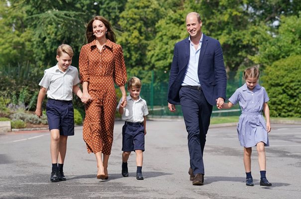 Принц Джордж, Кейт Мидълтън, принц Луи, баща им Уилям и принцеса Шарлот СНИМКА: Ройтерс