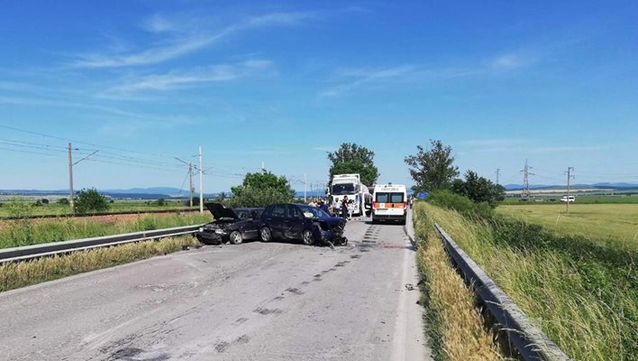 При удара между трите автомобила е загинал мъж на 71 г. от село Подвис. Снимки: ОД МВР Бургас