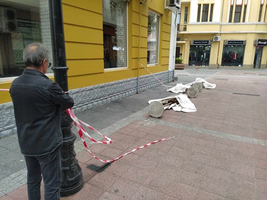 Щом е успял да ги бутне, значи е доста силен вятърът, казва служител.