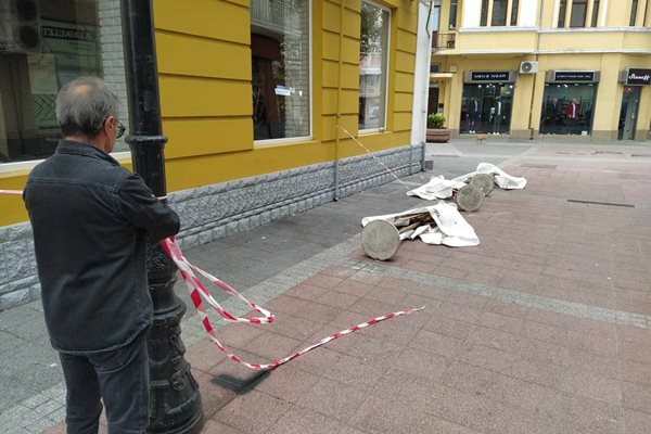 Щом е успял да ги бутне, значи е доста силен вятърът, казва служител.