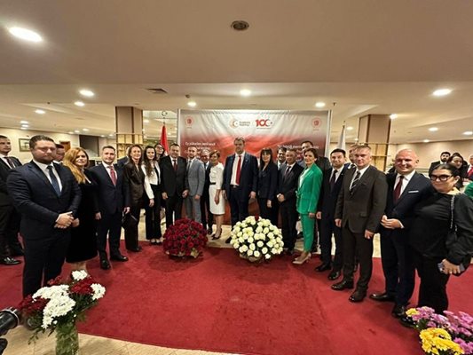 Преди седмица на приема на посланичката на Турция Айлин Секизкьок елитът на ДПС пристигна начело с Делян Пеевски.