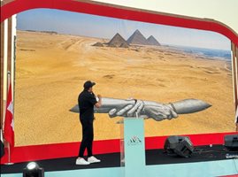 Световноизвестният художник Сайпе създаде гигантска картина до пирамидите в Гиза
СНИМКА: Х/@SwissEmbCairo