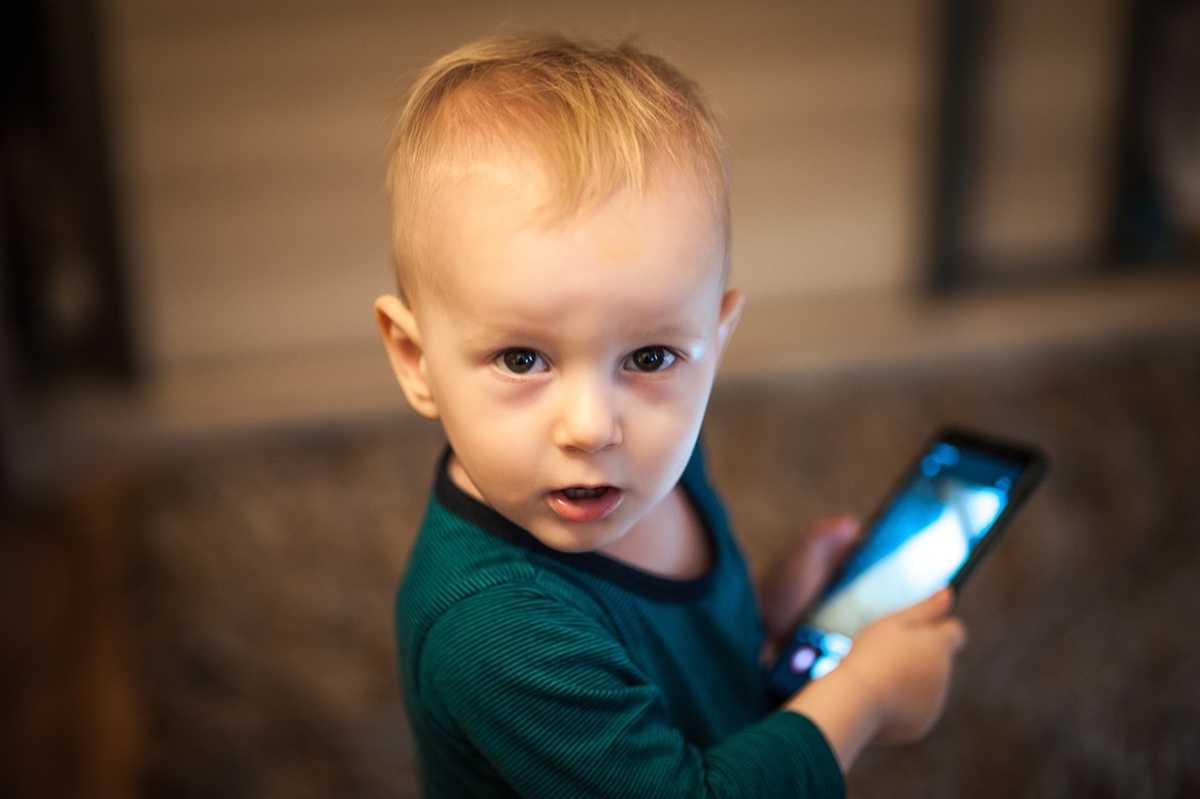Изследване: Успокояването на дете чрез смартфон вреди на емоциите му