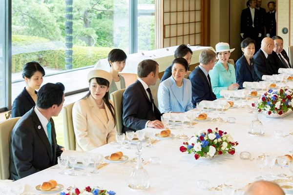 Еманюел Макрон на обяда с новия японски император Нарухито СНИМКИ: Ройтерс